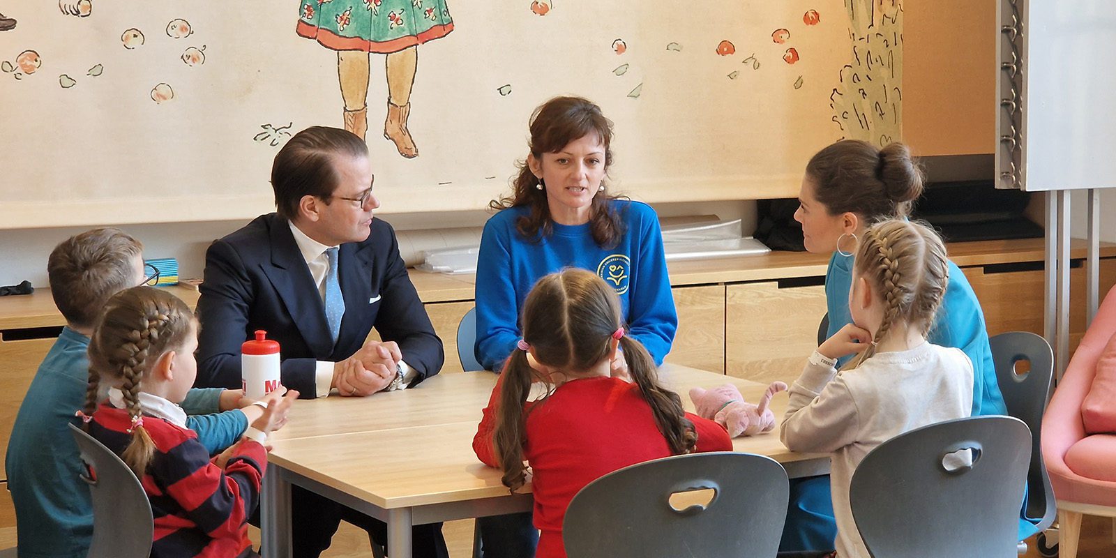 Kronprinsessparet i samtal med barn och lärare