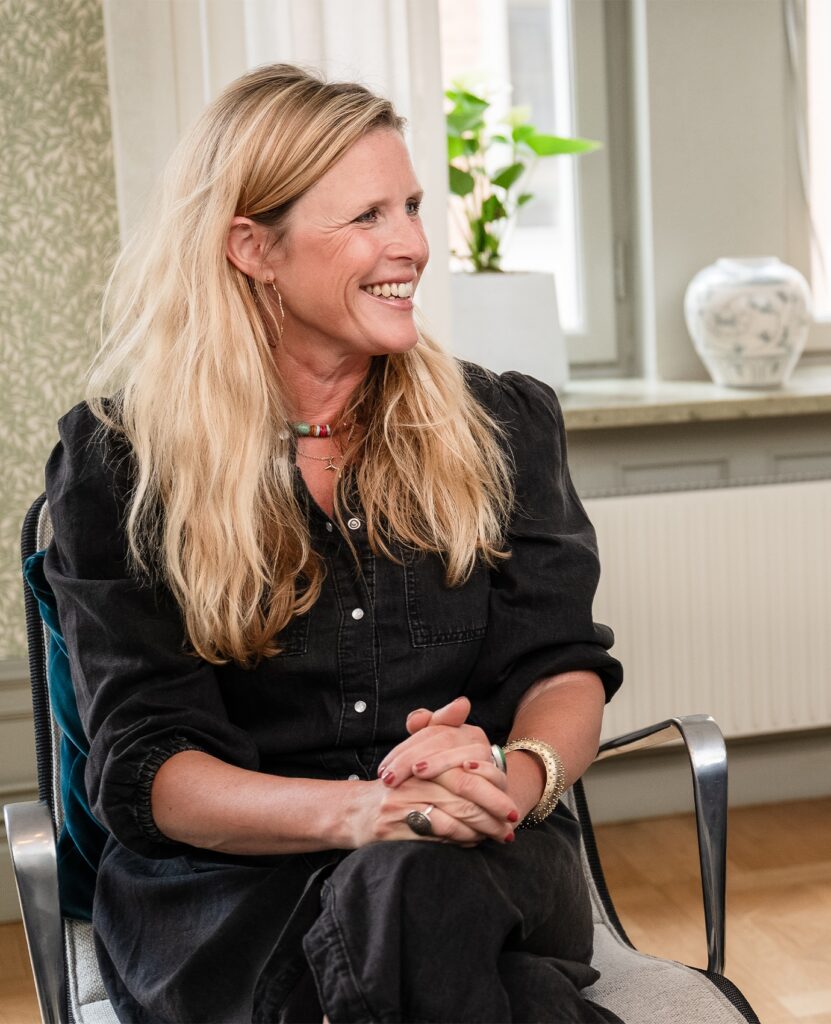 en kvinna sitter ner och ler