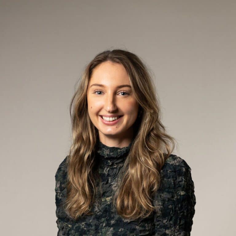 Glad kvinna med svart polotröja.