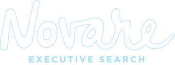 Texten "Novare Executive Search" i ljusblå, vit bakgrund.