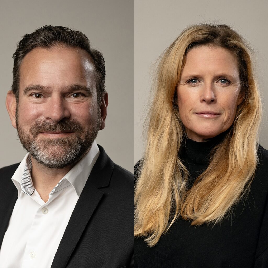 Man och kvinna poserar mot neutral bakgrund.