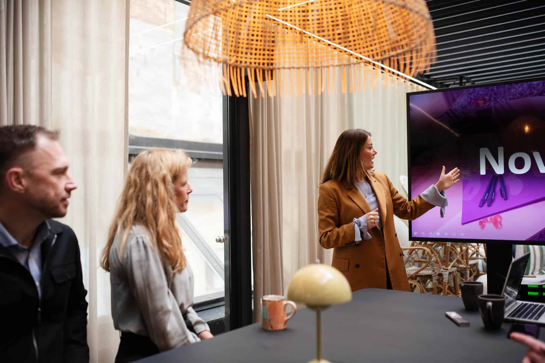 Ett möte där en kvinna håller ett föredrag.