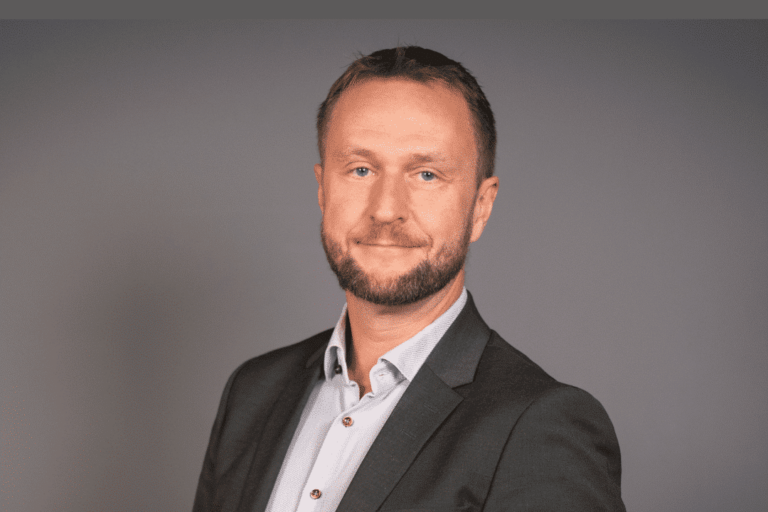 Man som ler in mot kameran