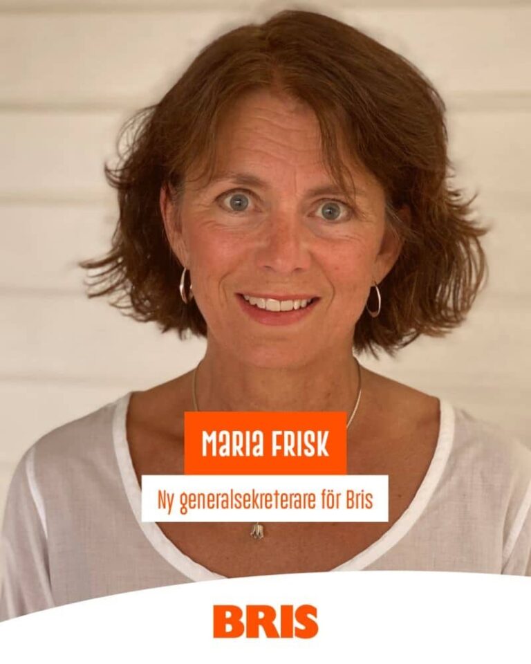 kvinna som ler i porträtt