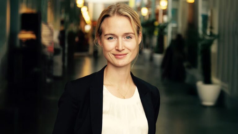 Kvinna ler mot kameran
