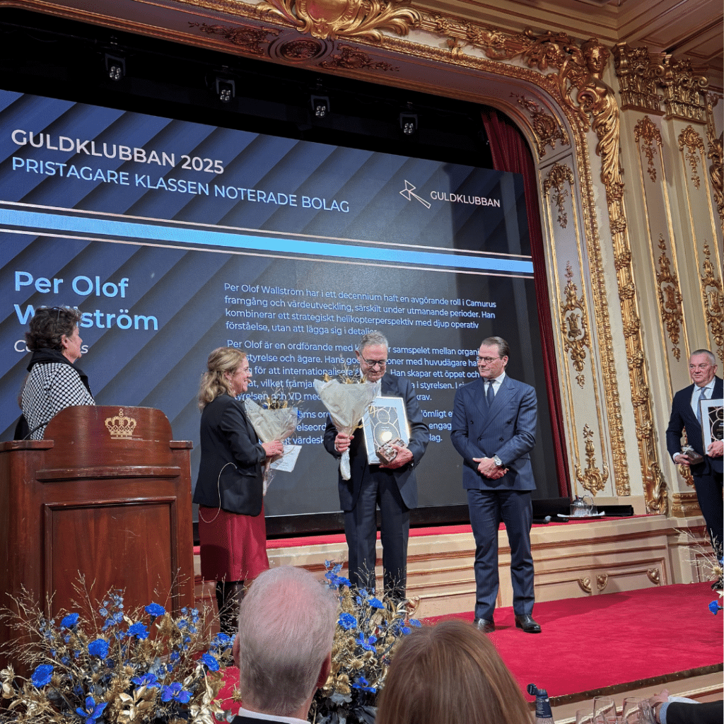 Prisutdelning, Män i kostym står på scen och tar emot pris