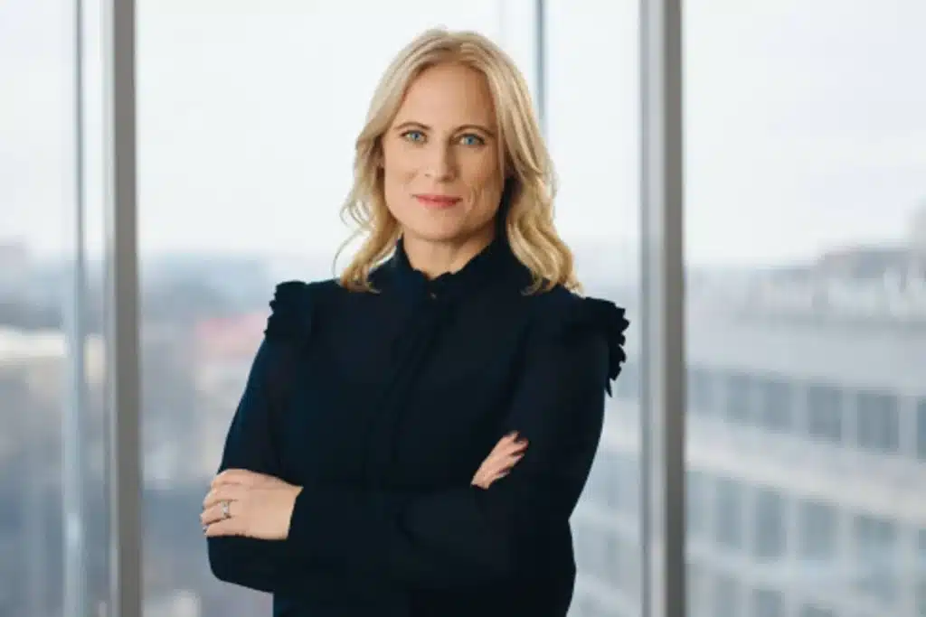 kvinna i svart blus tittar in i kameran