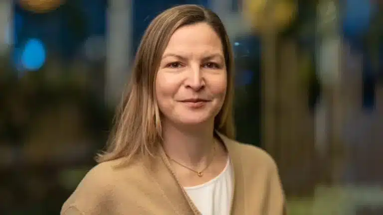 Kvinna ler mot kameran