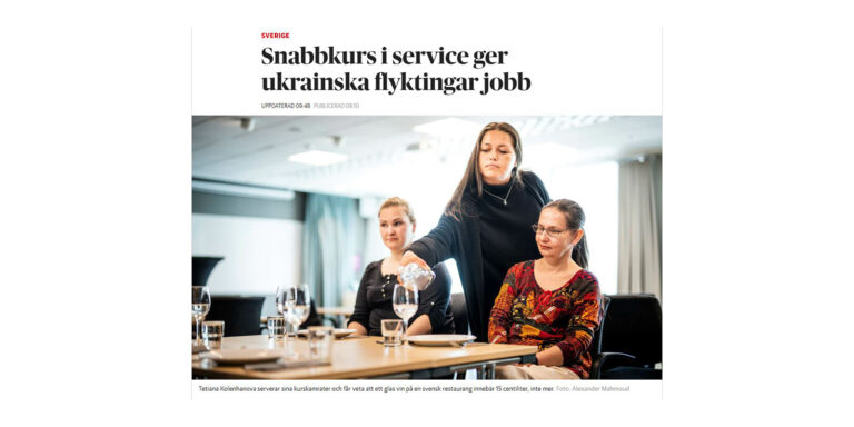 Kvinna serverar vatten till två kvinnor vid bord. Text: "Snabbkurs i service ger ukrainska flyktingar jobb."