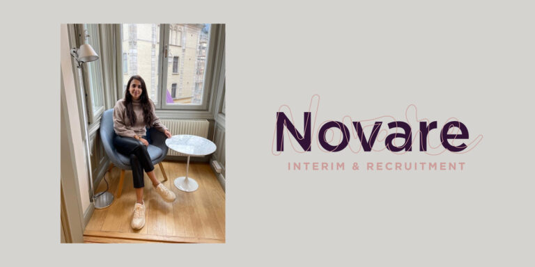 Kvinna sitter i fåtölj bredvid bord, text "Novare Interim & Recruitment".