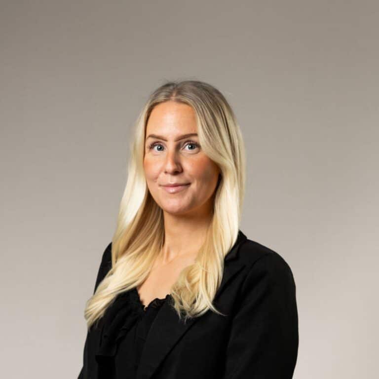 Leende blond kvinna med svart tröja