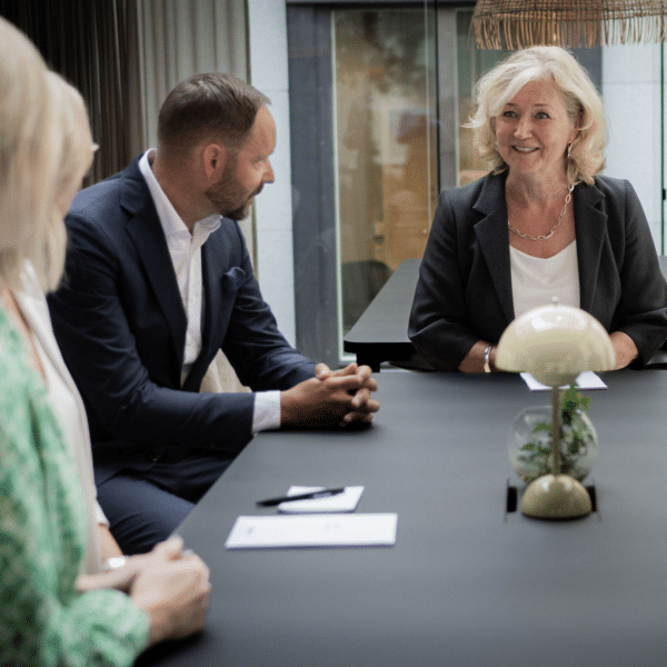 Ledgningsgrupp som har möte