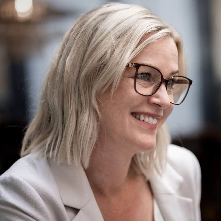 Kvinna med glasögon, coach