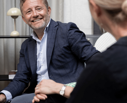 en man och en kvinna på utbildning