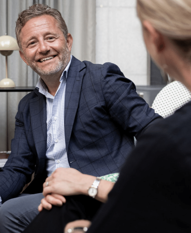 en man och en kvinna på utbildning