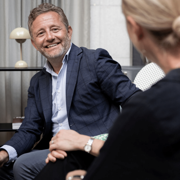 en man och en kvinna på utbildning