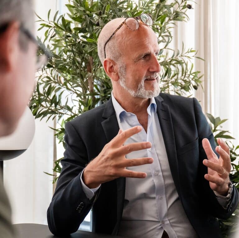 Man i kostym på styrelsemöte