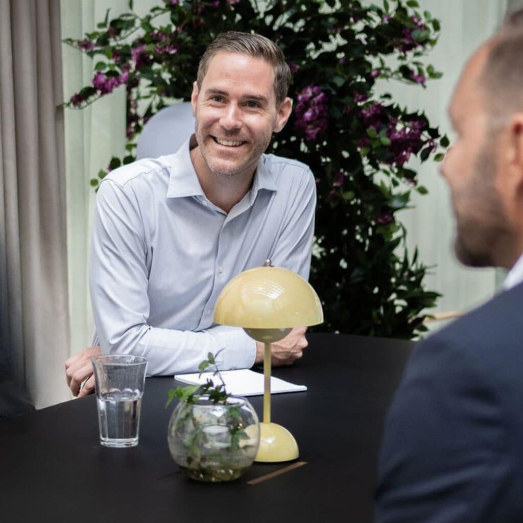 Två män går ledarutbildning