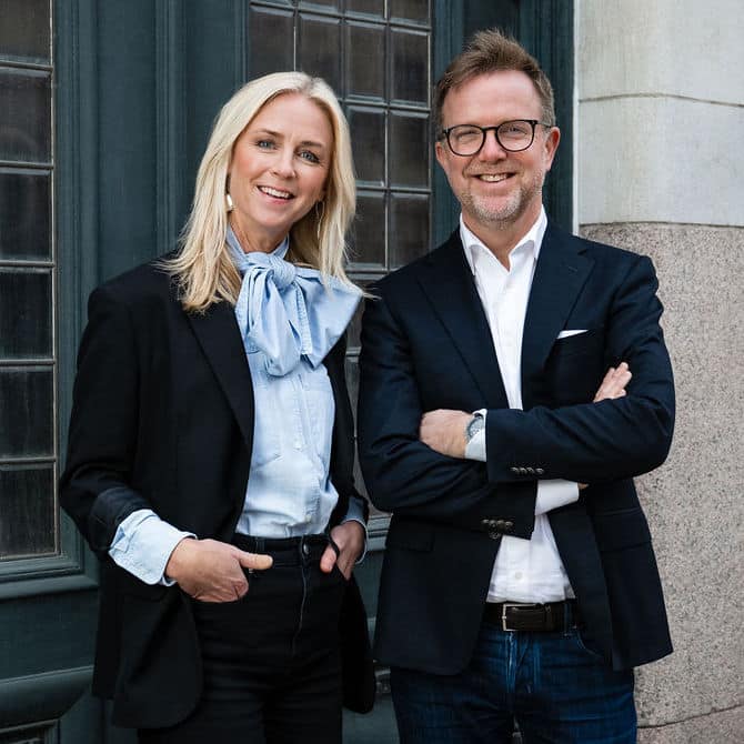Kvinna och man står framför en dörr