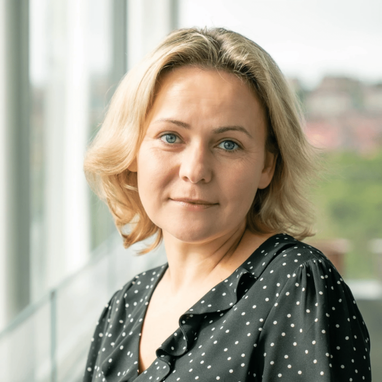 Porträttbild på kvinna som tittar i kameran