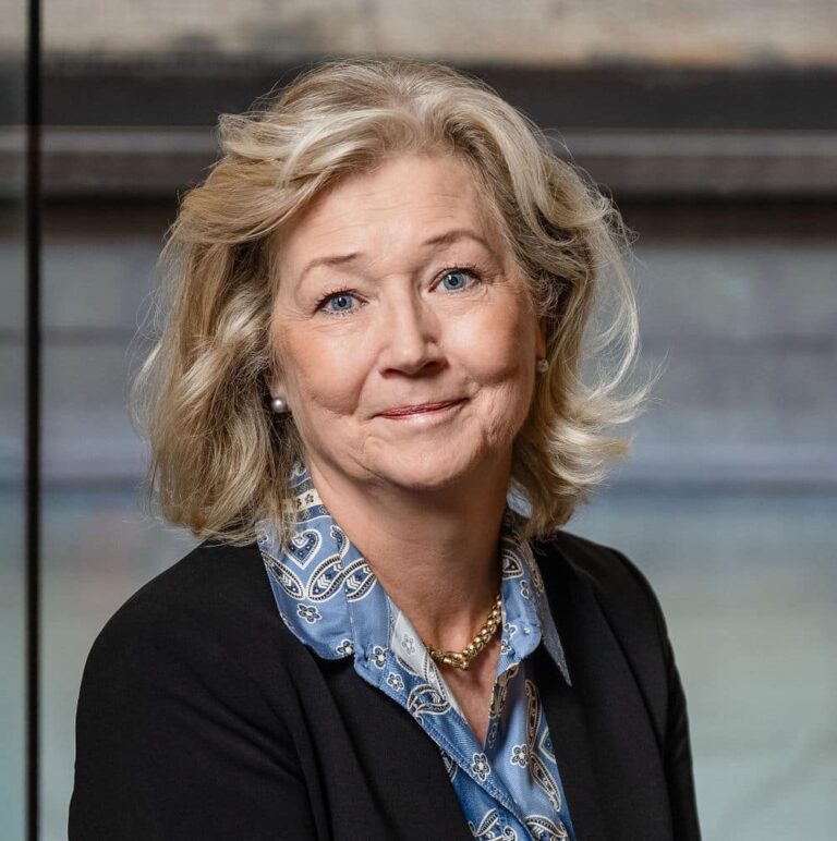 Kvinna intervjuad om styrelsefrågor