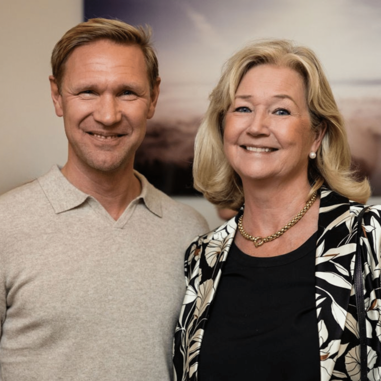 Man och kvinna ler och tittar in i kameran