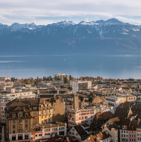 Lausanne stad, vatten och berg
