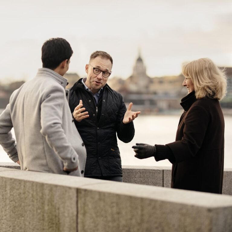 Tre personer diskuterar