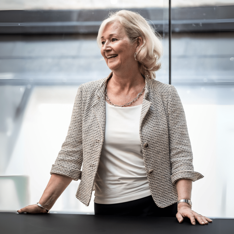 Kvinna senior ledarskapskonsult