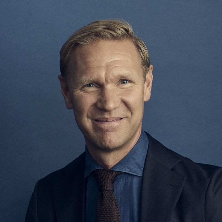 Porträttbild på man i kostym