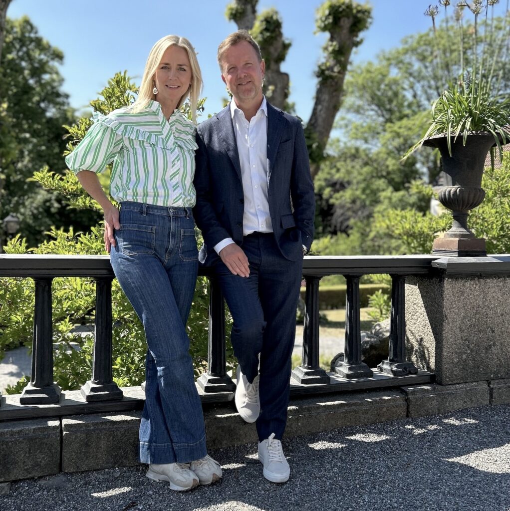 En kvinna och en man som jobbar med lärande