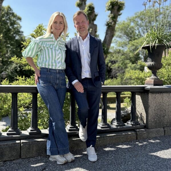 En kvinna och en man som jobbar med lärande
