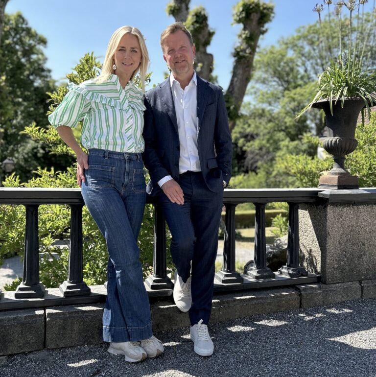 En kvinna och en man som jobbar med lärande