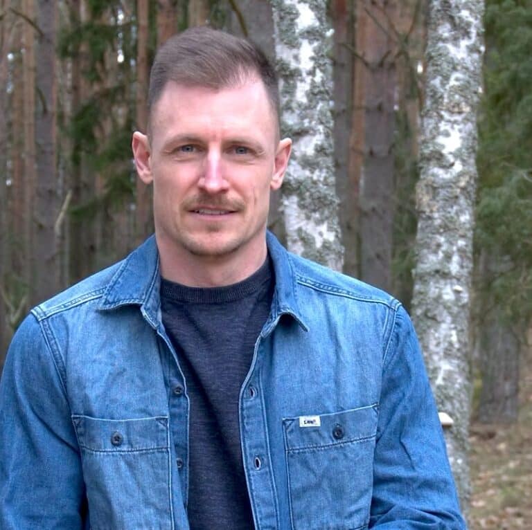 Luke Bache porträtt i skogen