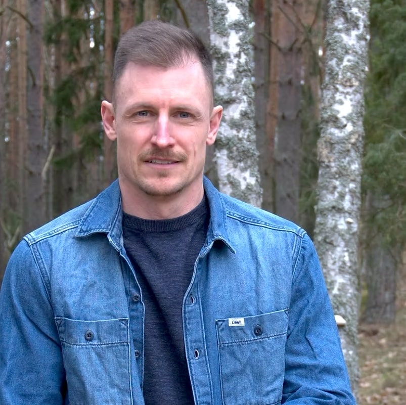 Luke Bache porträtt i skogen