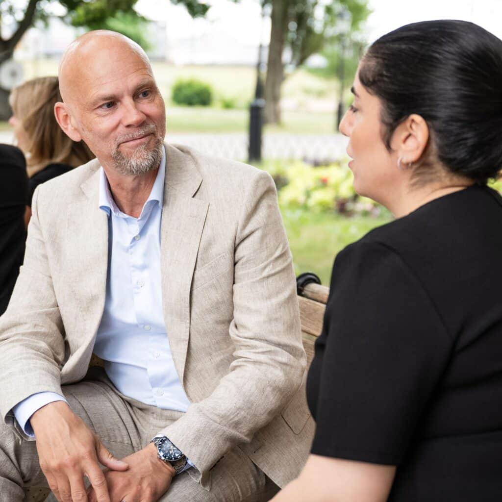 Ett mentorpar diskuterar