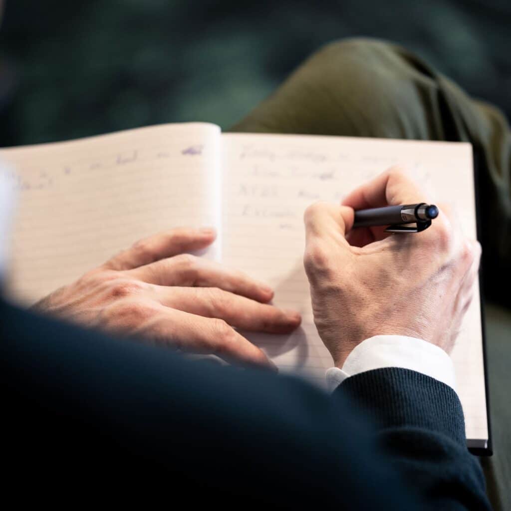 Person skriver i ett block