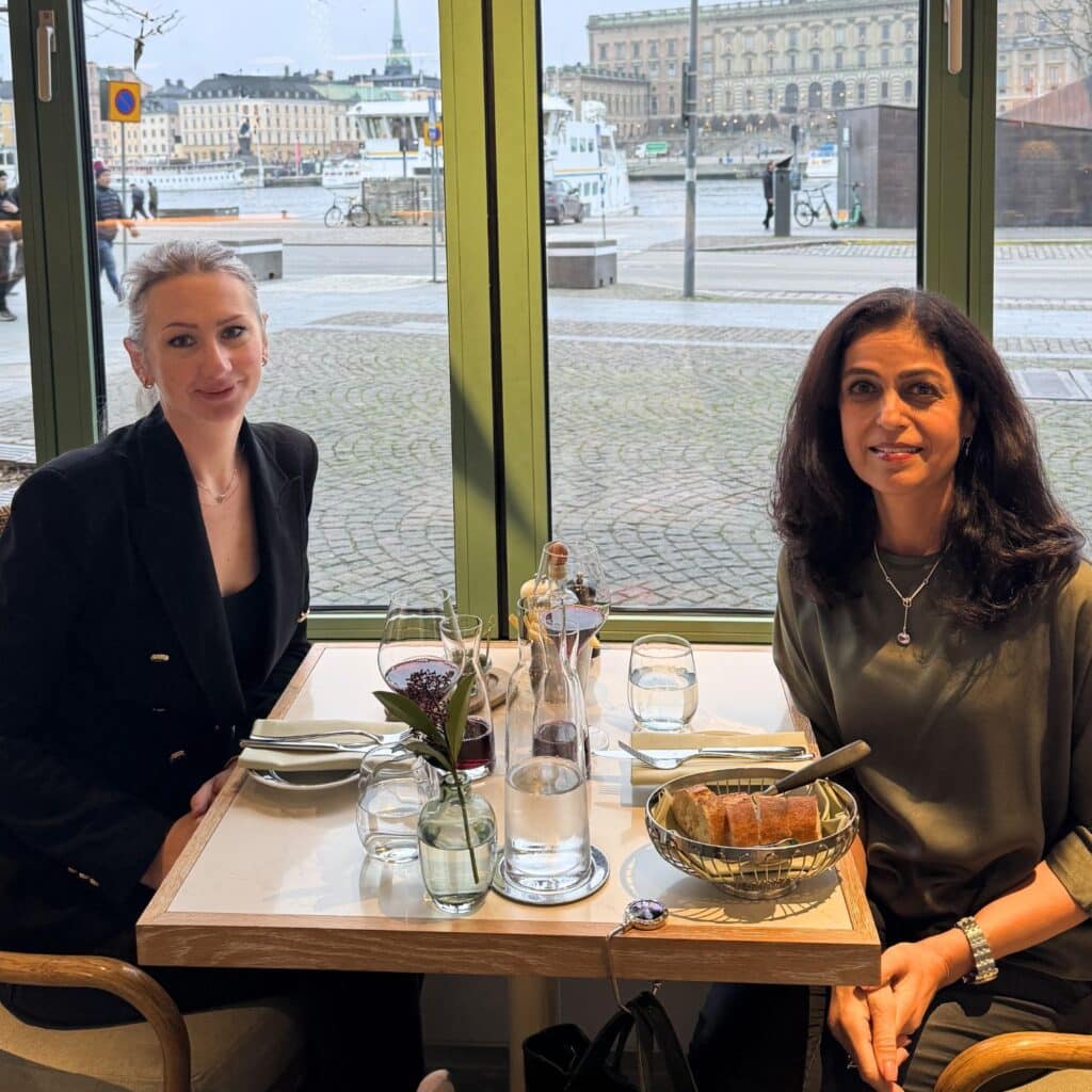 Mentorparet Julia och Mia på en mentorträff