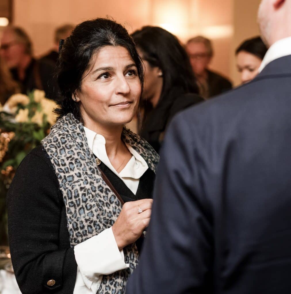 Kvinna som pratar med en man