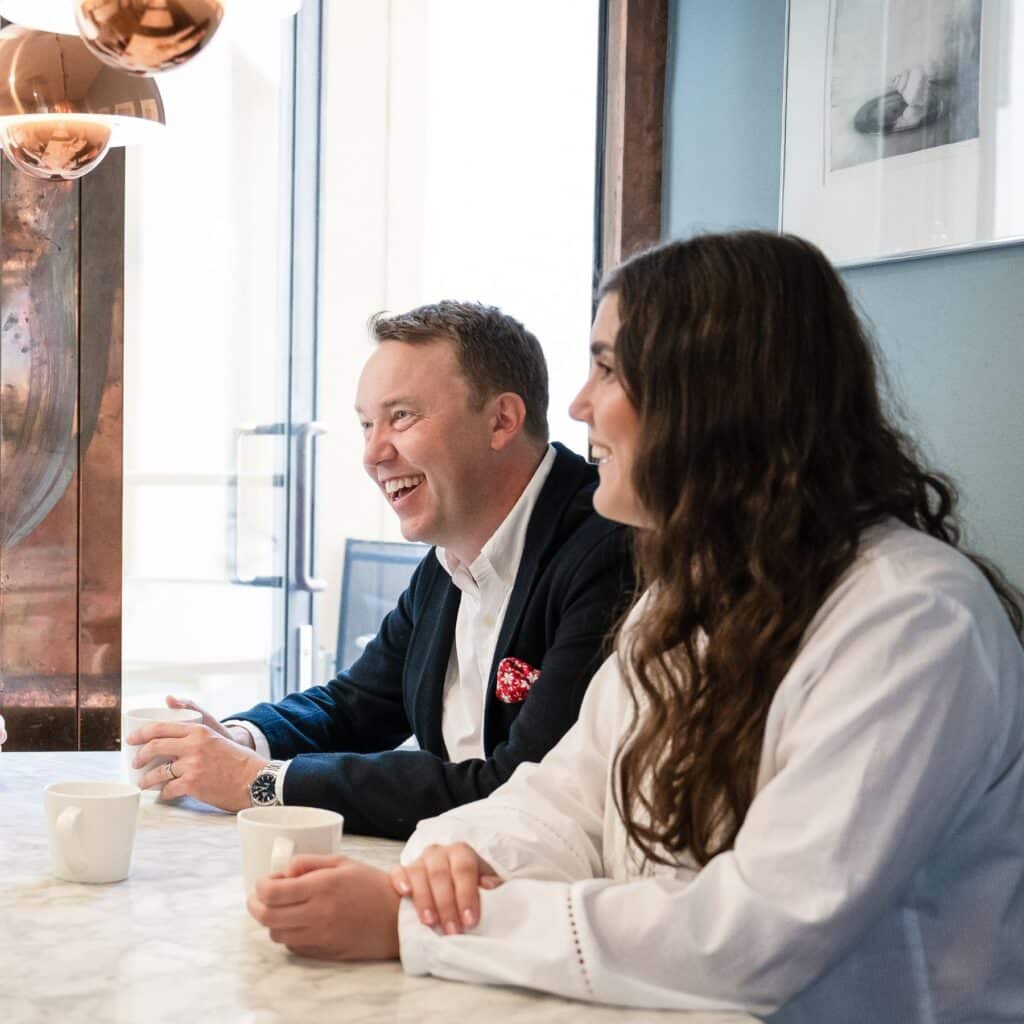 Två deltagare diskuterar
