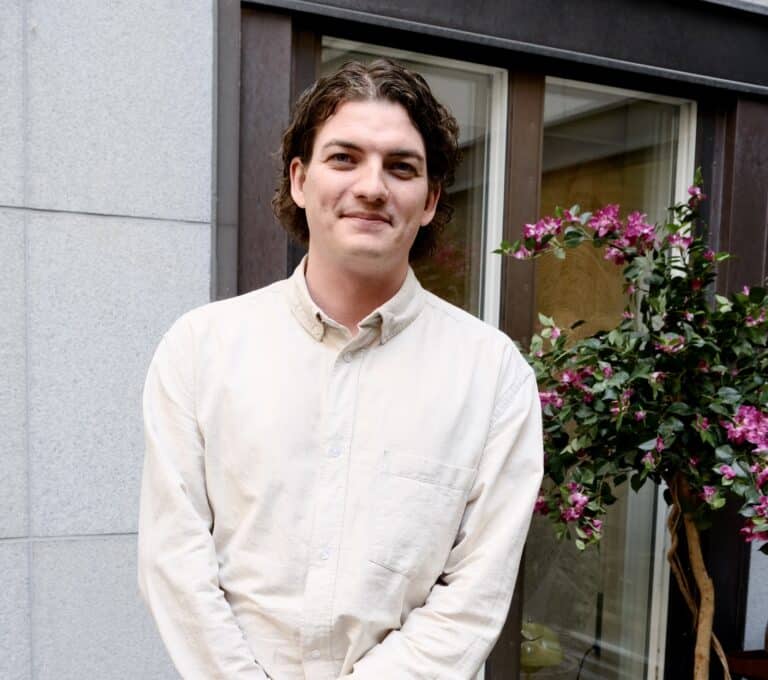 Porträtt framför fasad på deltagare Felix André, Novare