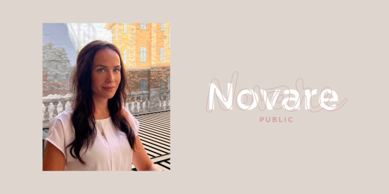 Kvinna står utomhus; texten "Novare Public" till höger.