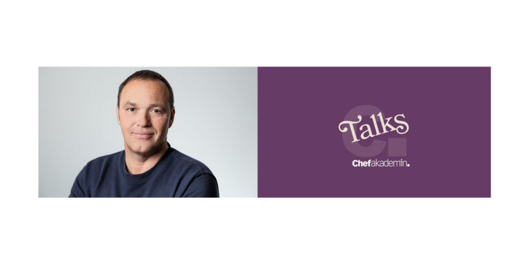 Man sitter, ser mot kameran. Text: "Talks Chefakademin".