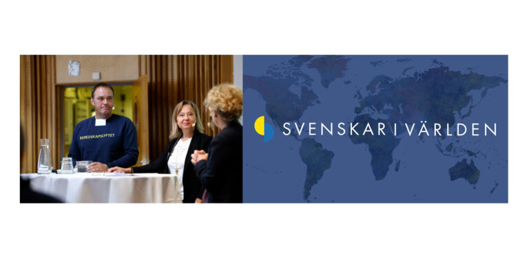 Tre personer samtalar vid ett bord; texten "Svenskar i Världen".