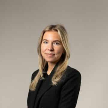 Leende kvinna med svart kavaj.