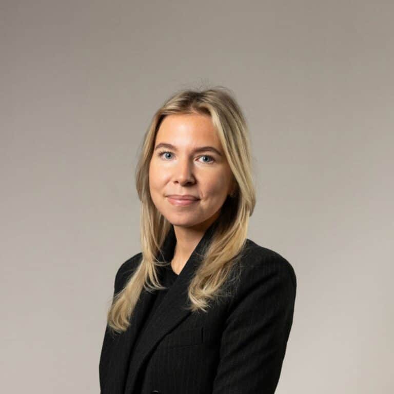 Leende kvinna med svart kavaj.