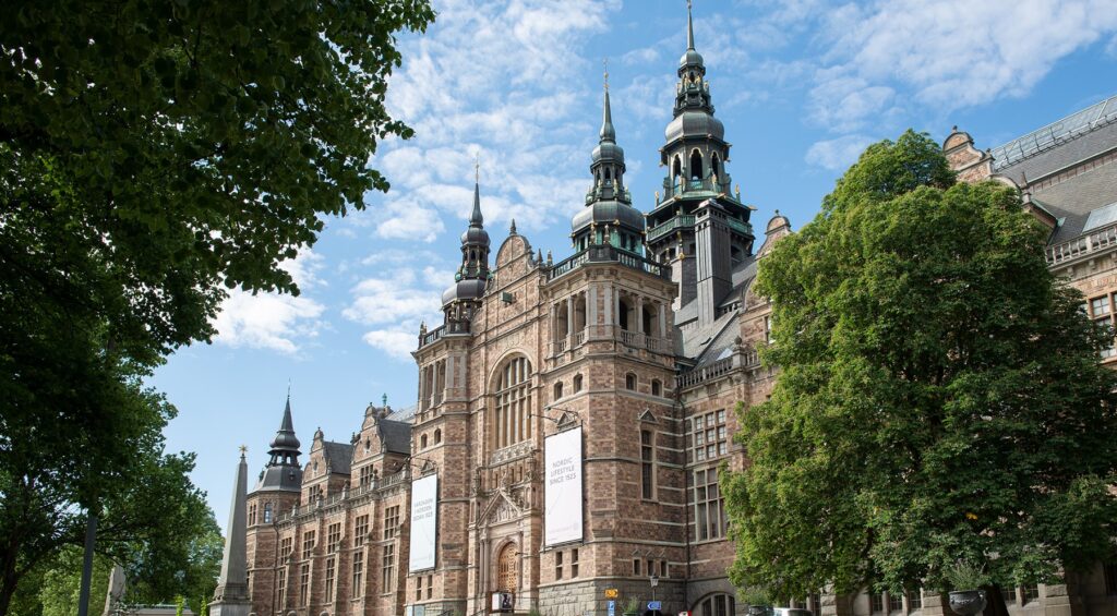 Storslaget museum, torn sträcker sig mot klarblå himmel.