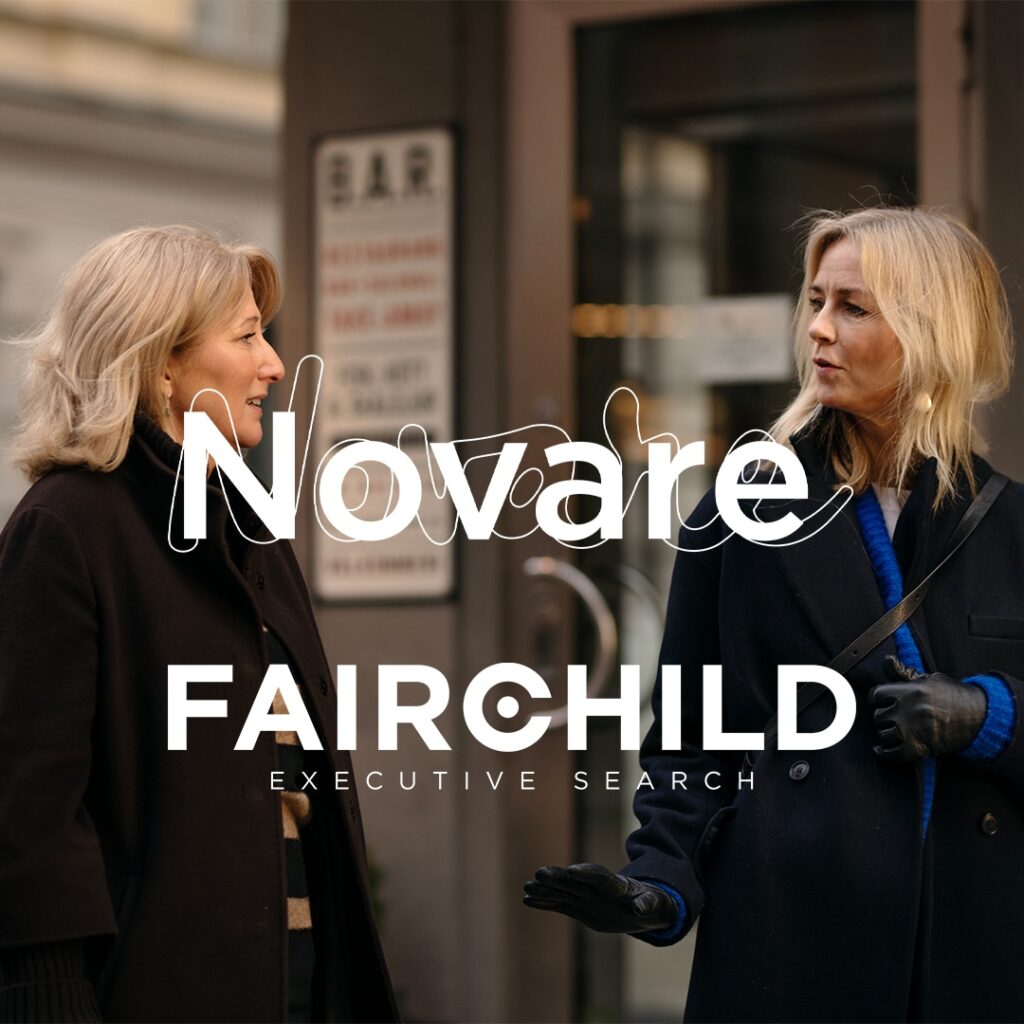 Två kvinnor samtalar utomhus, text: "Novare Fairchild Executive Search."