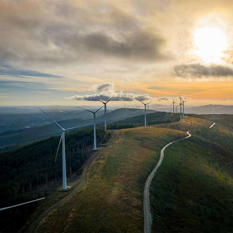 Vindkraftverk på ett berg.