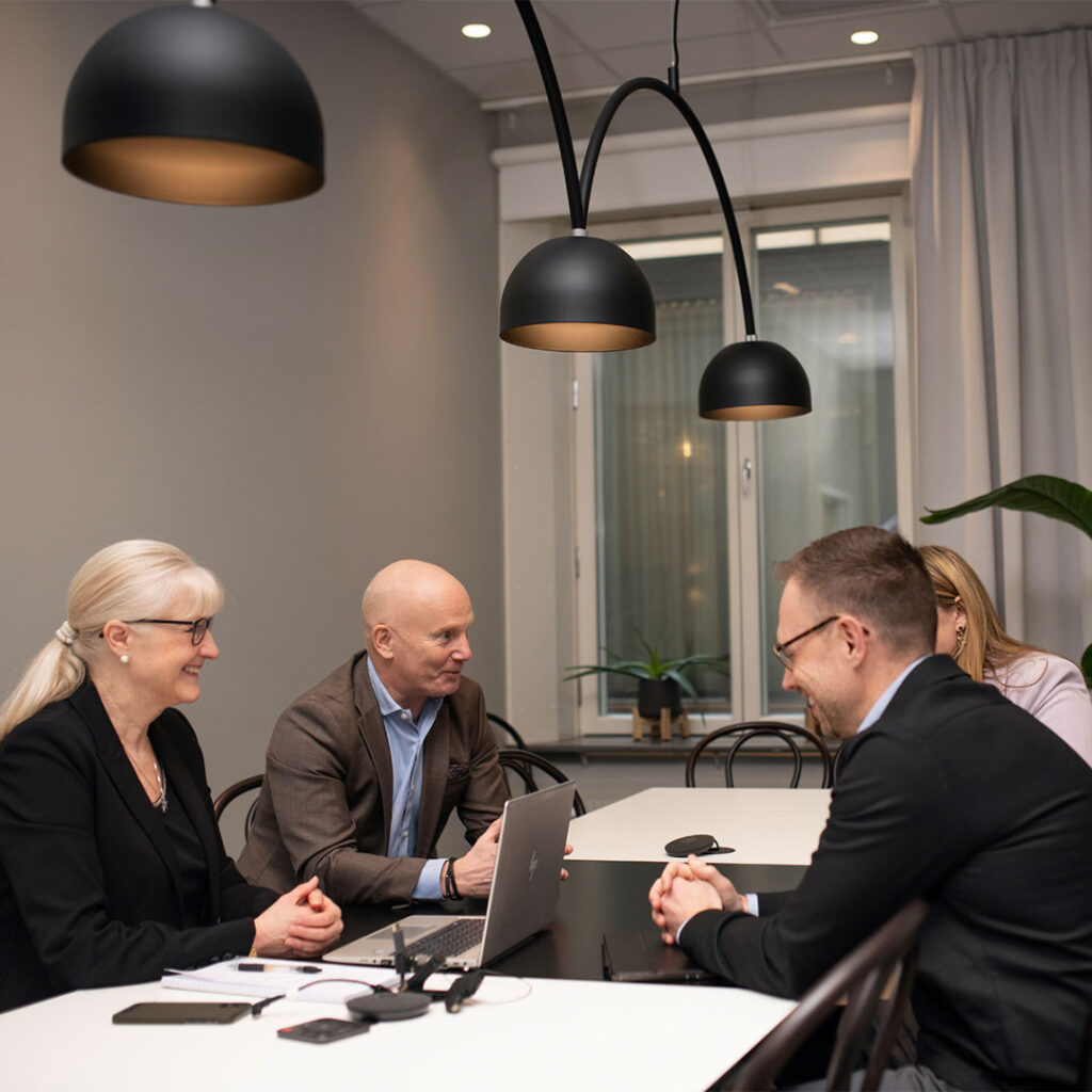 Två män och två kvinnor har ett möte.